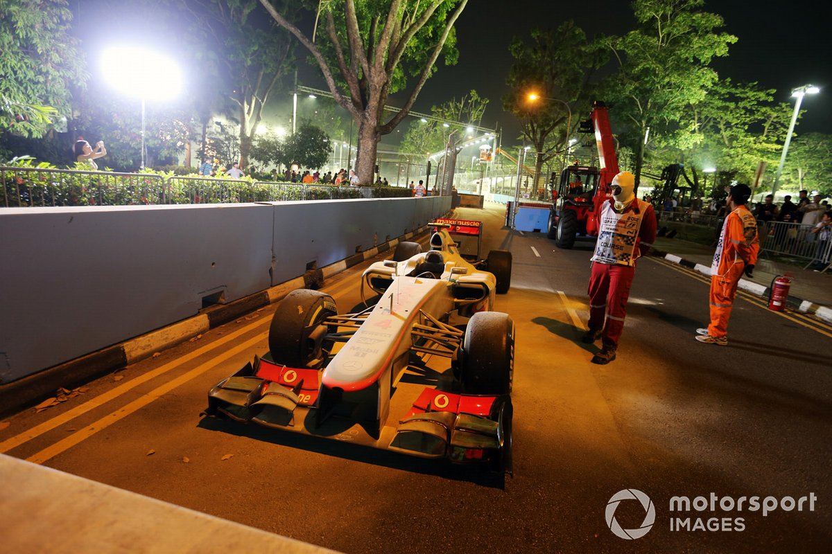 La McLaren abandonnée et salie de Lewis Hamilton au GP de Singapour 2012