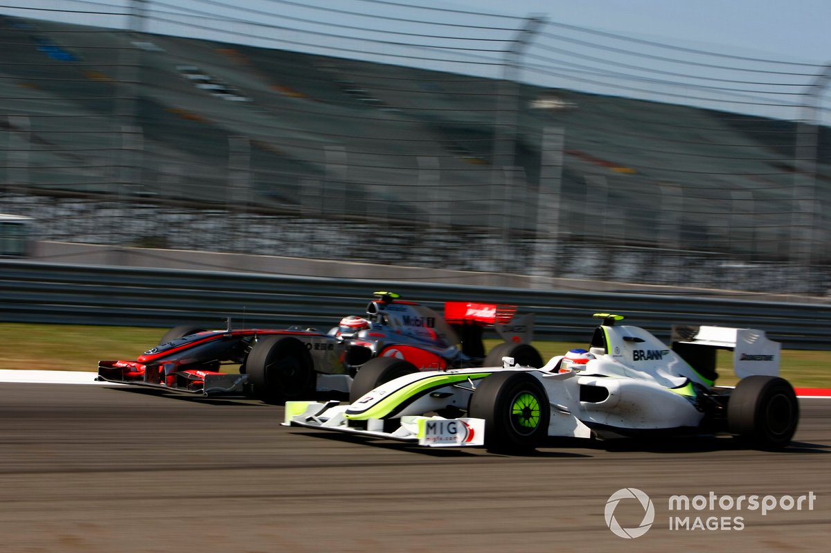 Рубенс Баррикелло за рулем Brawn и Хейкки Ковалайнен на McLaren на Гран При Турции 2009 года