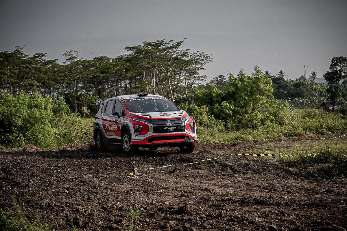 Rifat Sungkar dan M. Redwan, Xpander Rally Team.