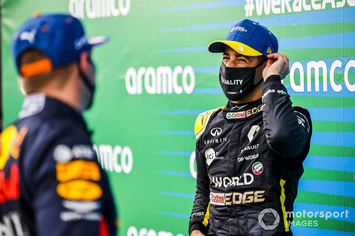Daniel Ricciardo, Renault F1 et Max Verstappen, Red Bull Racing dans le parc fermé
