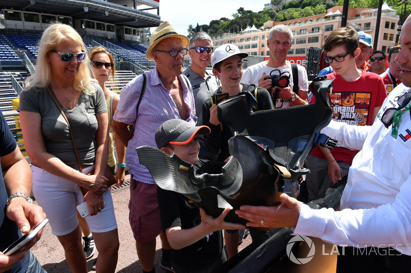 Tifosi con un sedile della Mercedes-AMG F1 W09