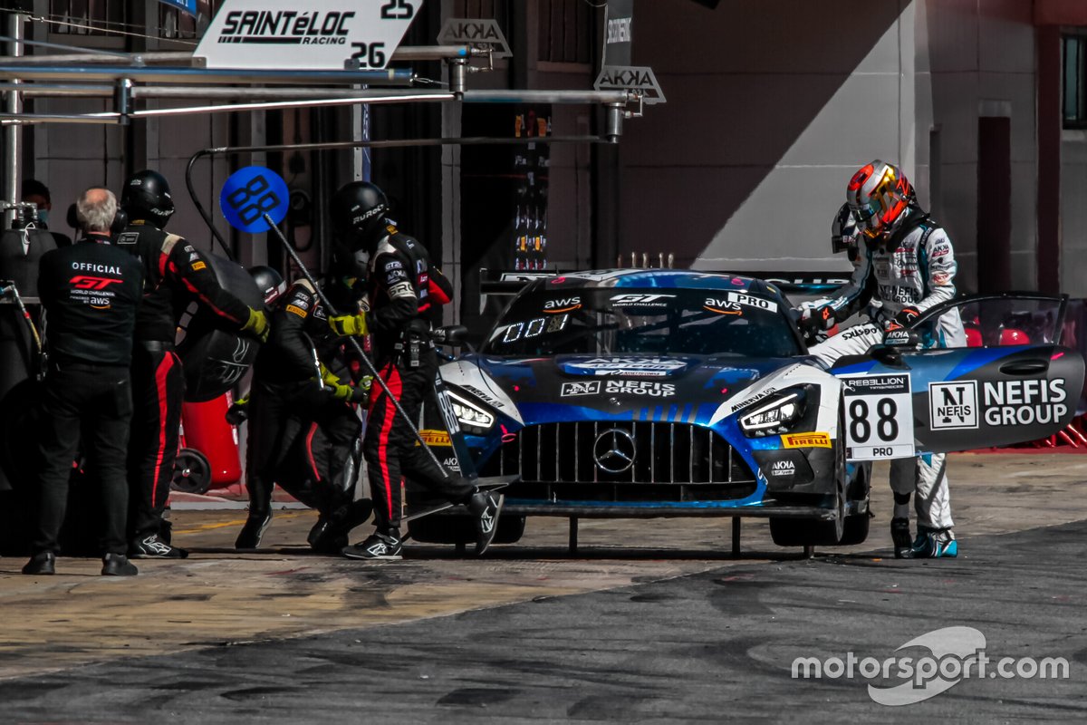 Даже в спринтерских гонках GT World Challenge стартуют экипажи из двух гонщиков и на экваторе гонки (с 25-й по 35-ю минуту) команды проводят пит-стопы
