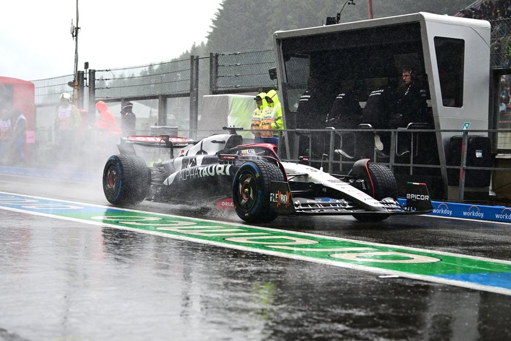 Daniel Ricciardo, AlphaTauri AT04, en boxes