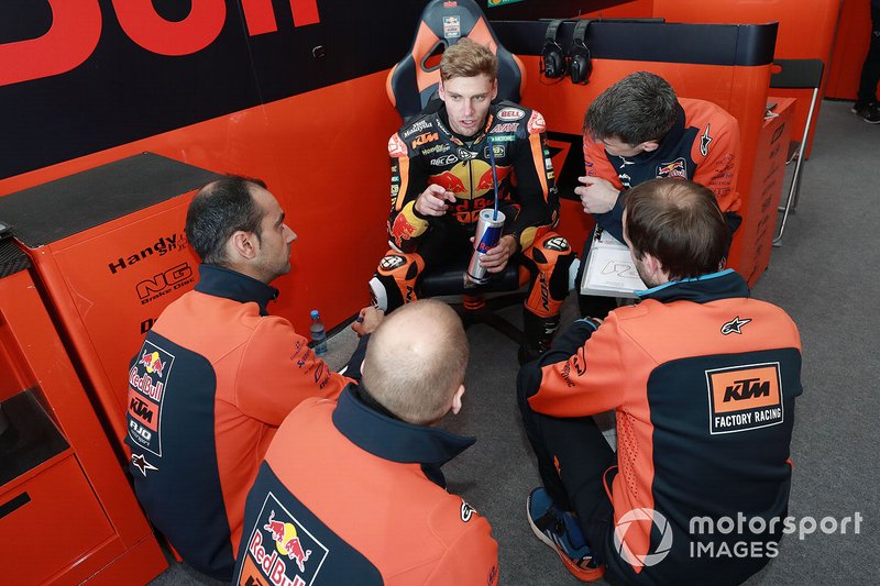 Binder doet na zijn voorlopig laatste Moto2-optreden nog een debriefing met de engineers.