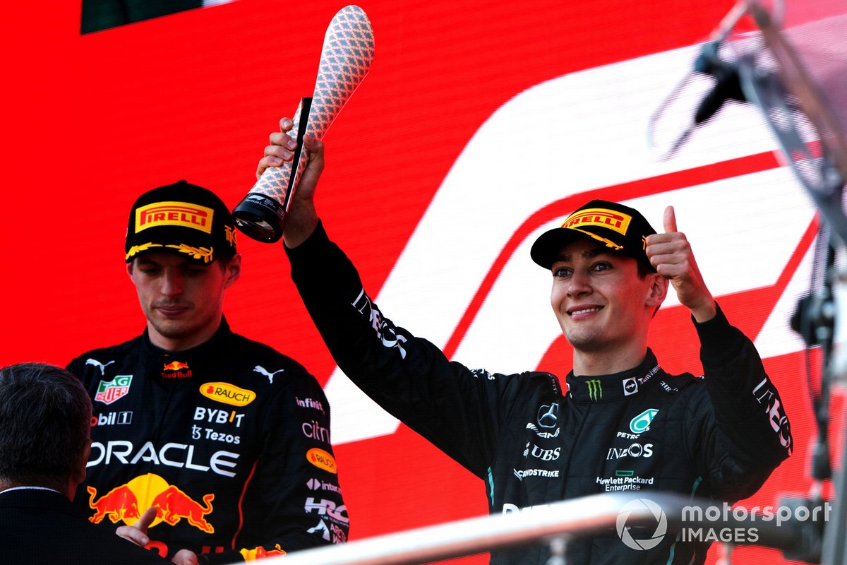 Max Verstappen, Red Bull Racing, 1° posizione, George Russell, Mercedes-AMG, 3° posizione, sul podio