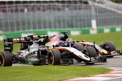 Sergio Perez, Sahara Force India F1 VJM09 and Daniil Kvyat, Scuderia Toro Rosso STR11 battle for pos
