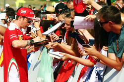 Kimi Raikkonen, Ferrari signs autographs for the fans