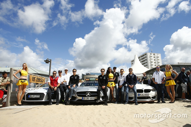Een groepsfoto's bij de drie safety cars mocht ook niet ontbreken