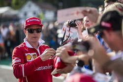 Kimi Raikkonen, Ferrari signs autographs for the fans