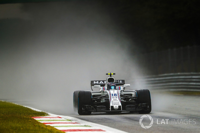 Na verdade, a disputa começou no sábado: na classificação sob chuva, Stroll brilhou e foi um dos maiores destaques. O canadense obteve o quarto tempo, que virou segundo lugar com punições aos pilotos da Red Bull.