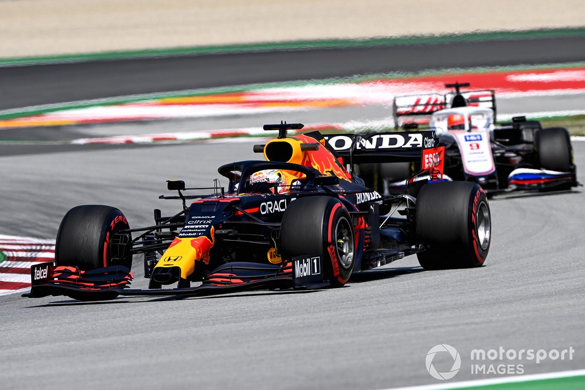 Max Verstappen, Red Bull Racing RB16B, Nikita Mazepin, Haas VF-21