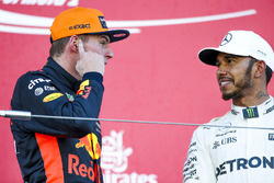 Podyum: 2. Max Verstappen, Red Bull Racing, yarış galibi Lewis Hamilton, Mercedes AMG F1