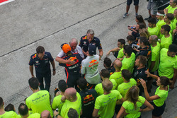 Yarış galibi Max Verstappen, Red Bull Racing takım ile zaferi kutluyor