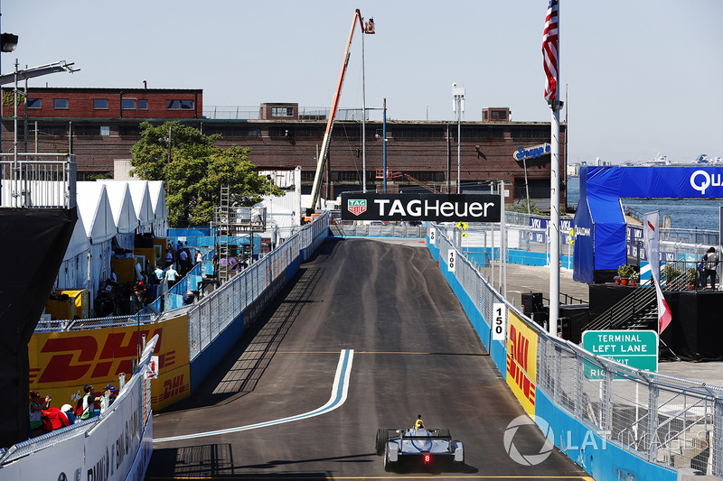 Chris Hemsworth guida una vettura di Formula E