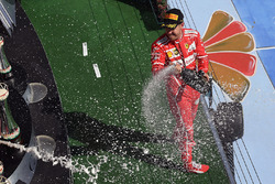 Podyum: Yarış galibi Sebastian Vettel, Ferrari