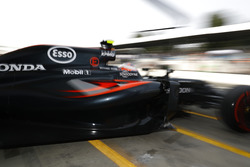 Jenson Button, McLaren in de garage