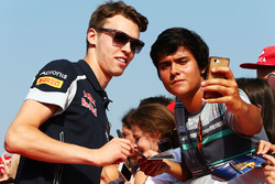 Daniil Kvyat, Scuderia Toro Rosso met fans
