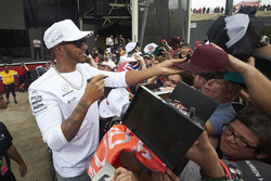 Lewis Hamilton, Mercedes AMG F1, firma autografi ai fan