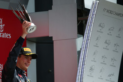 Podio: il terzo classificato Max Verstappen, Red Bull Racing RB12