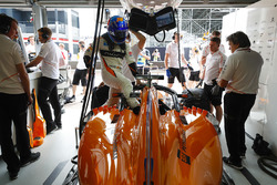 Fernando Alonso, McLaren, si cala nell'abitacolo della sua monoposto