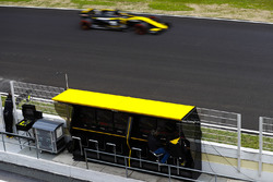 Nico Hulkenberg, Renault Sport F1 Team RS18., passes the Renault pit gantry