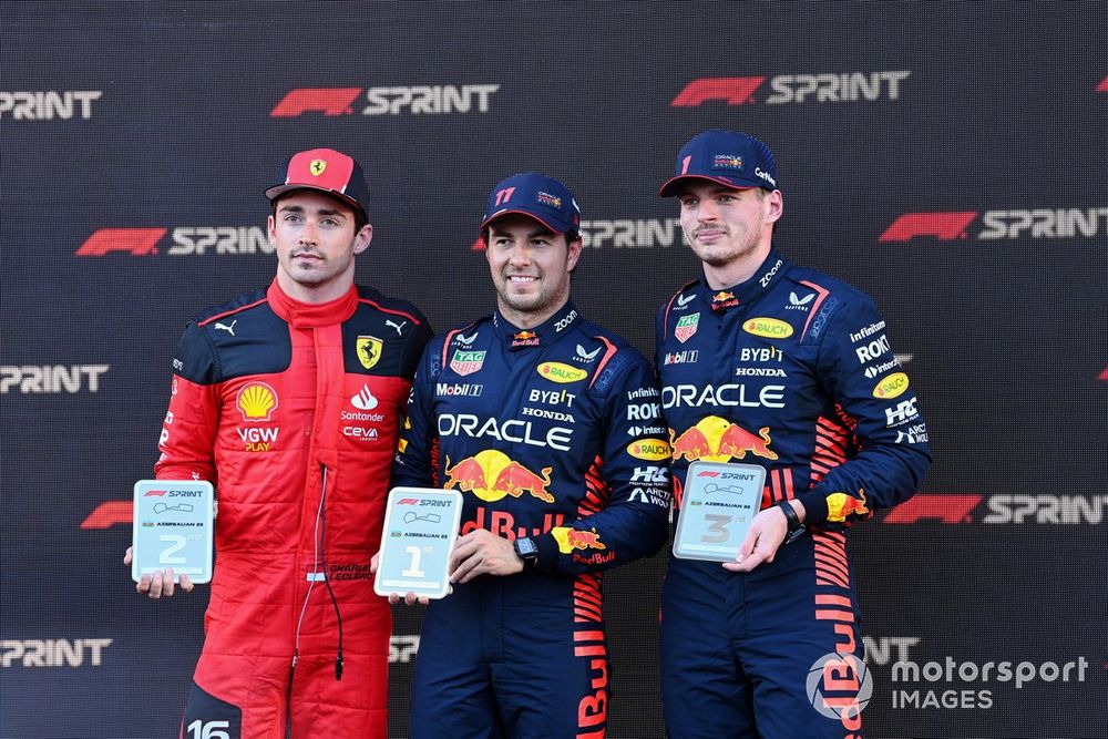 Charles Leclerc, Scuderia Ferrari, 2ª posición, Sergio Pérez, Red Bull Racing, 1ª posición, Max Verstappen, Red Bull Racing, 3ª posición, con sus premios tras la carrera Sprint.