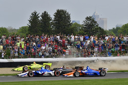 Crash: Simon Pagenaud, Team Penske Chevrolet