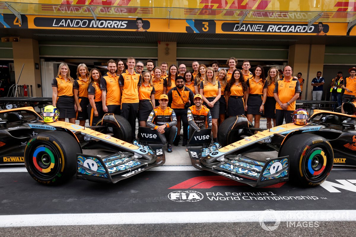 Lando Norris, McLaren Daniel Ricciardo, McLaren and team members