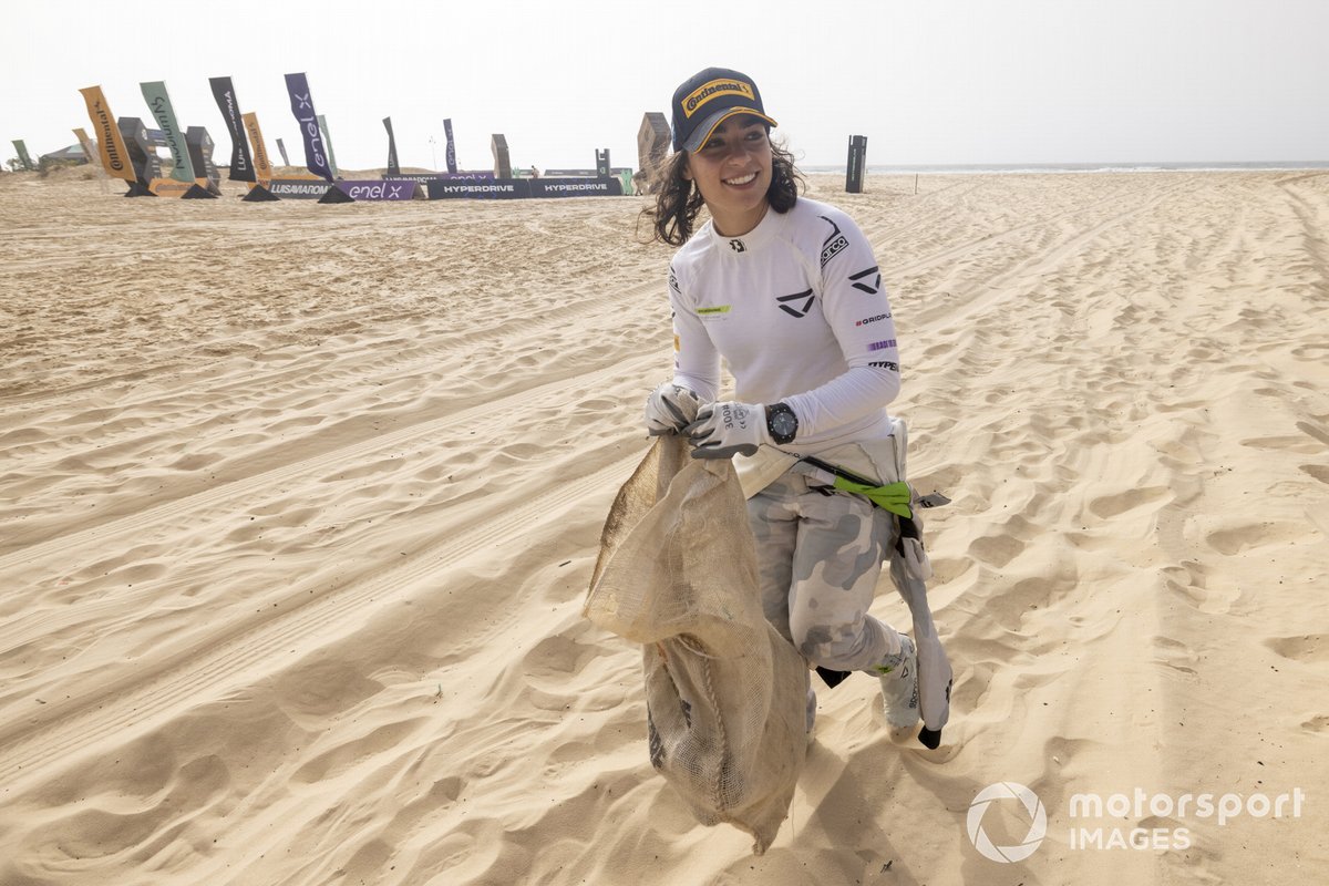 Jamie Chadwick, Veloce Racing saat membantu membersihkan pantai.