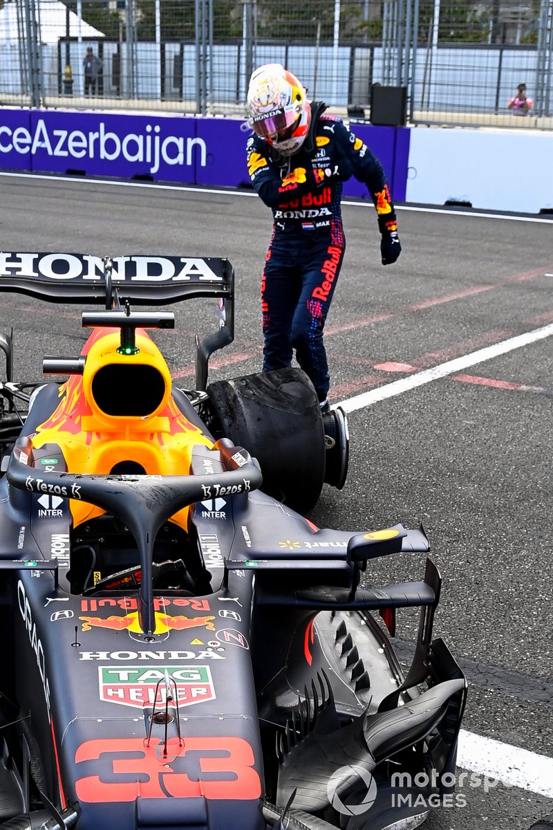 Max Verstappen, Red Bull Racing, golpea la parte posterior de su coche.