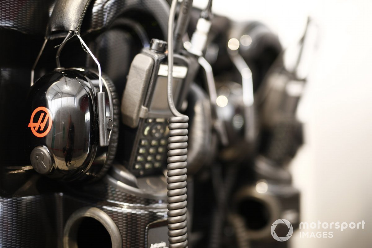 Deretan headphone dan radio di garasi Haas F1