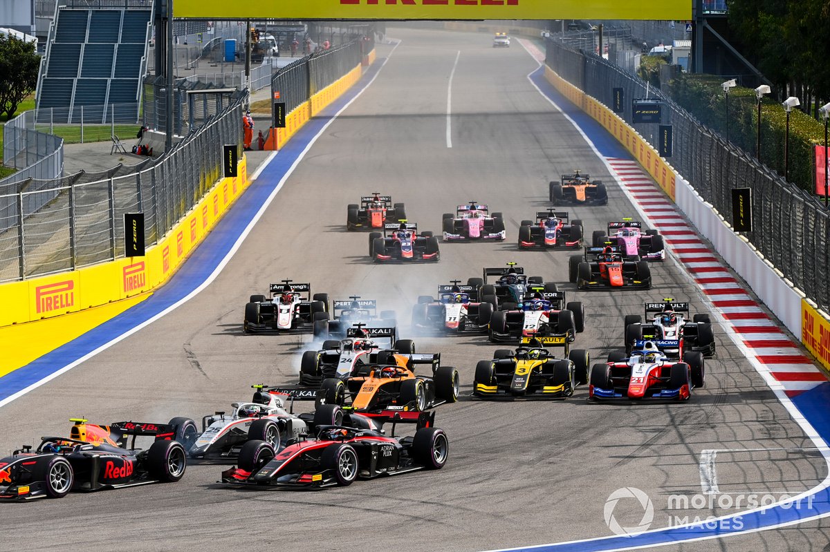Callum Ilott, UNI-Virtuosi and Luca Ghiotto, Hitech Grand Prix at the start of the race