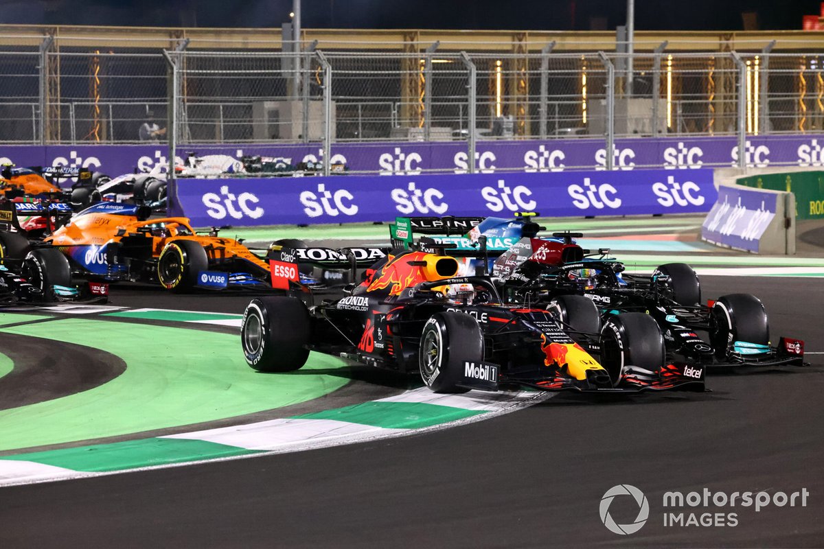 Max Verstappen, Red Bull Racing RB16B, e Lewis Hamilton, Mercedes W12, si danno battaglia alla ripartenza