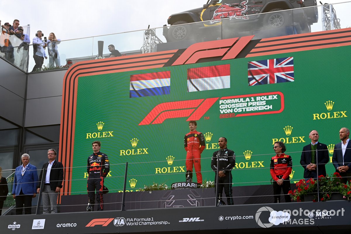 Подиум: Макс Ферстаппен, Red Bull Racing, второе место, Шарль Леклер, Ferrari, победитель гонки, Льюис Хэмилтон, Mercedes-AMG, третье место, Лоран Мекис, гоночный директор Ferrari