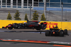 Crash: Jolyon Palmer, Renault Sport F1 Team RS17; Romain Grosjean, Haas F1 Team VF-17