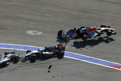 Start crash with Marcus Ericsson, Sauber C35, Rio Haryanto, Manor Racing MRT05, Esteban Gutierrez, H