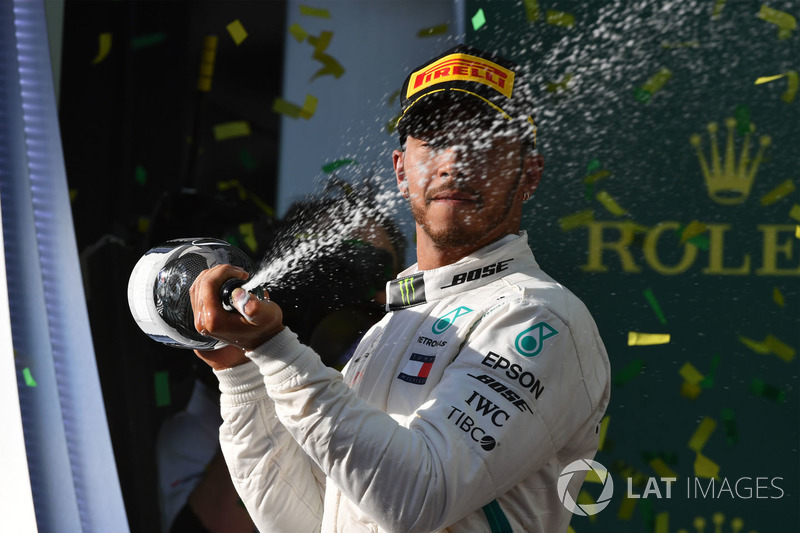 Lewis Hamilton, Mercedes-AMG F1 festeggia sul podio con lo champagne