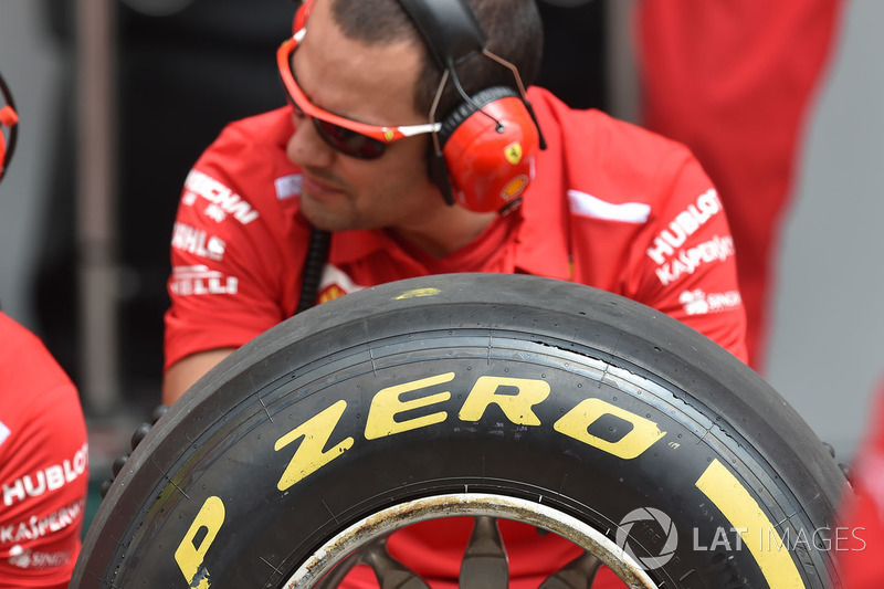Ferrari mekanikeri ve Pirelli lastikleri