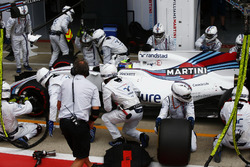 Felipe Massa, Williams FW40, pit stop