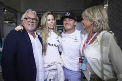 Nico Rosberg, Mercedes AMG F1, annesi Sina Rosberg, Eşi Vivian Rosberg ve Babası Keke Rosberg ile Dünya Şampiyonluğunu Kutluyor