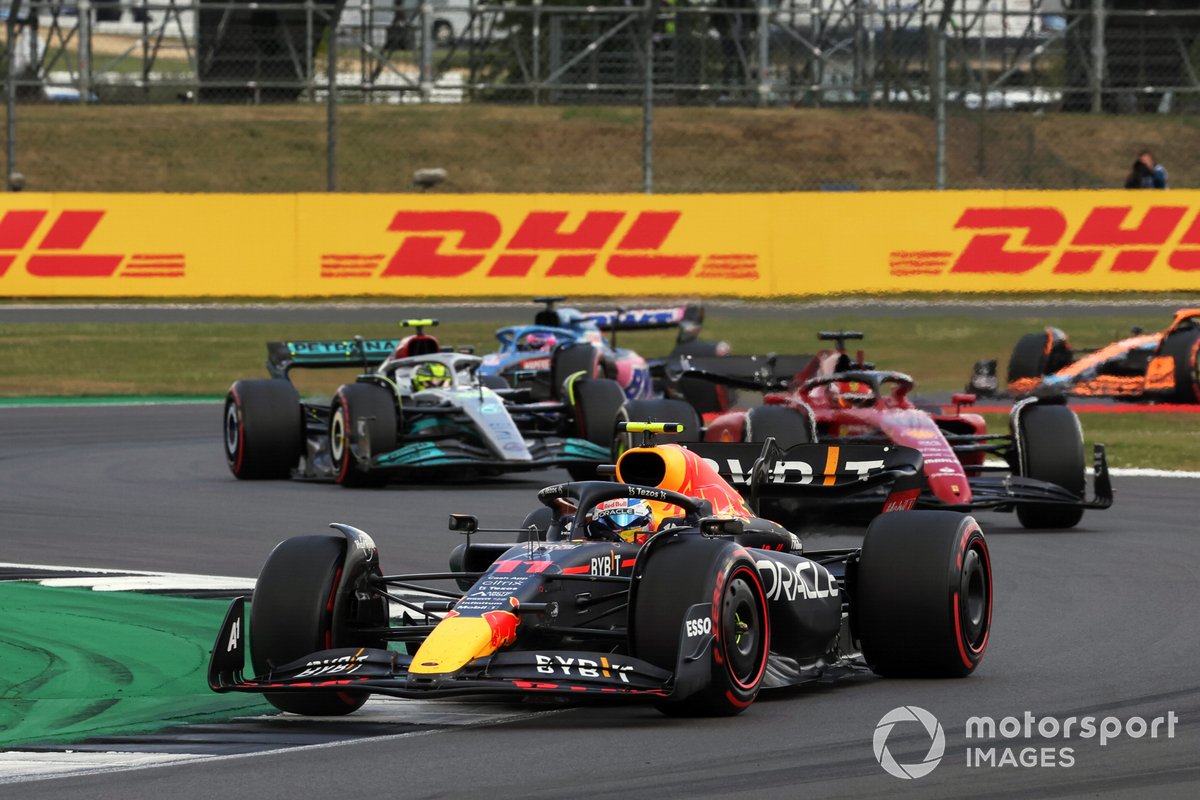 Sergio Perez, Red Bull Racing RB18, Charles Leclerc, Ferrari F1-75, Lewis Hamilton, Mercedes W13
