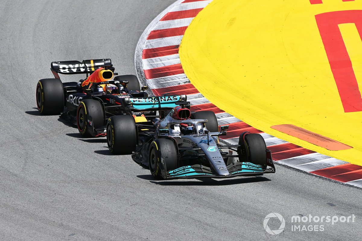 Max Verstappen, Red Bull Racing RB18, si scontra con George Russell, Mercedes W13