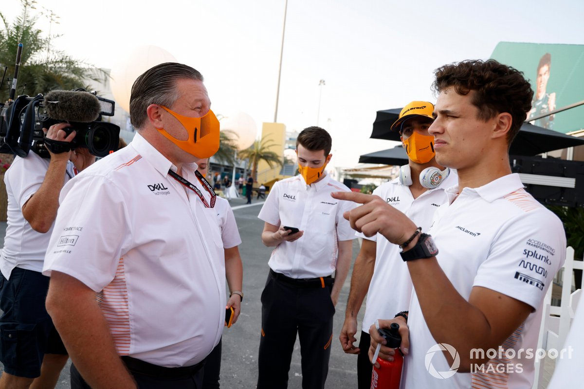Zak Brown, CEO, McLaren Racing, bersama Lando Norris, McLaren