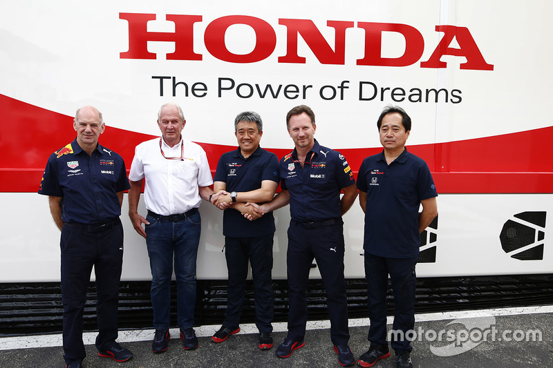 Adrian Newey, Helmut Markko, Masashi Yamamoto, Christian Horner e Toyoharu Tanabe festeggiano l'accordo Honda - Red Bull
