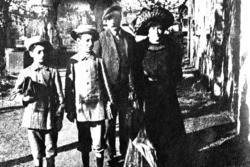 Enzo Ferrari (primo a sinistra) con la sua famiglia, probabilmente all'epoca della sua prima comunione, intorno al 1906