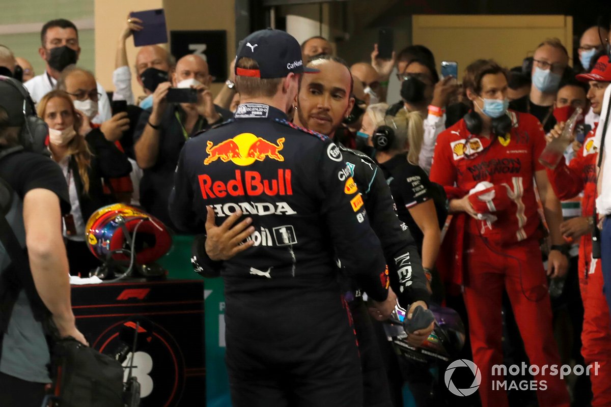 Lewis Hamilton salue Max Verstappen avant de monter sur le podium.