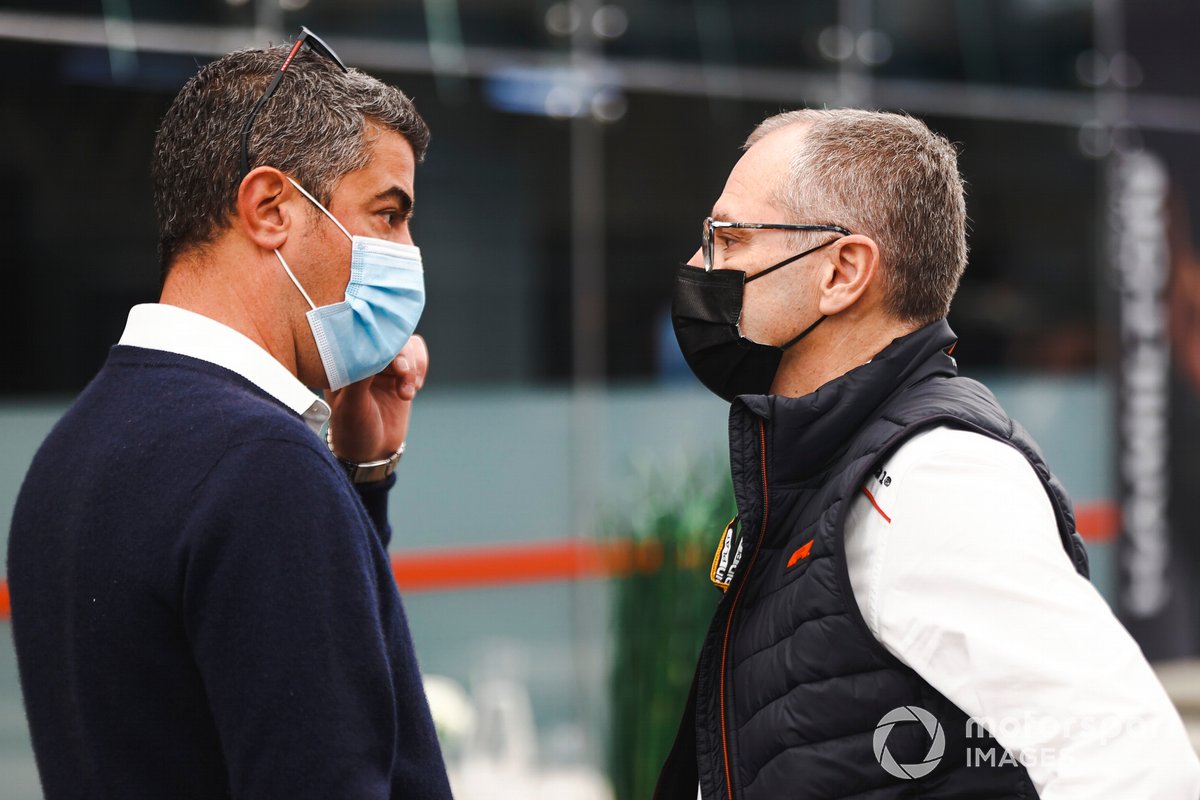 Michael Masi, director de carrera de la Fórmula 1, y Stefano Domenicali, CEO de la Formula 1