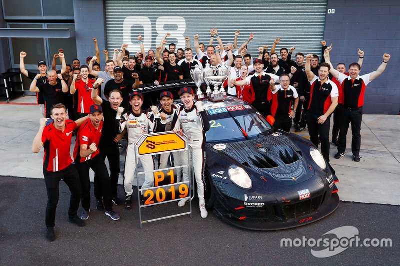 Les vainqueurs #912 EBM Porsche 911 GT3-R: Dirk Werner, Dennis Olsen, Matt Campbell with Earl Bamber, EBM and team members