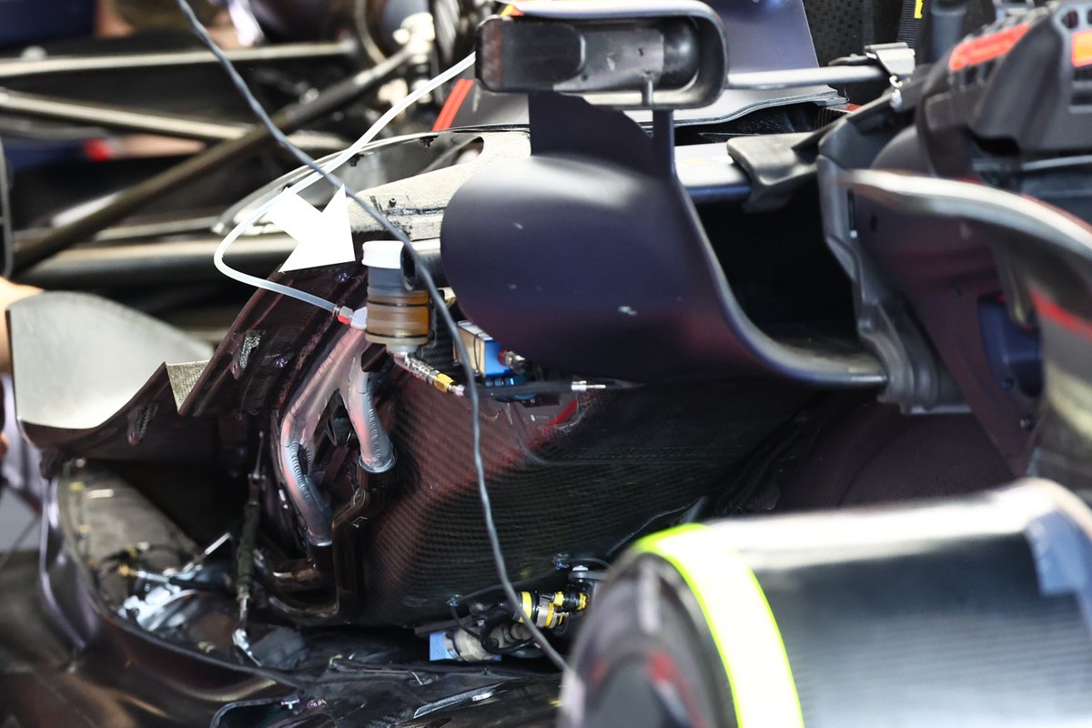 Red Bull RB18, dettaglio tecnico della vaschetta che alimenta il Brake by wire
