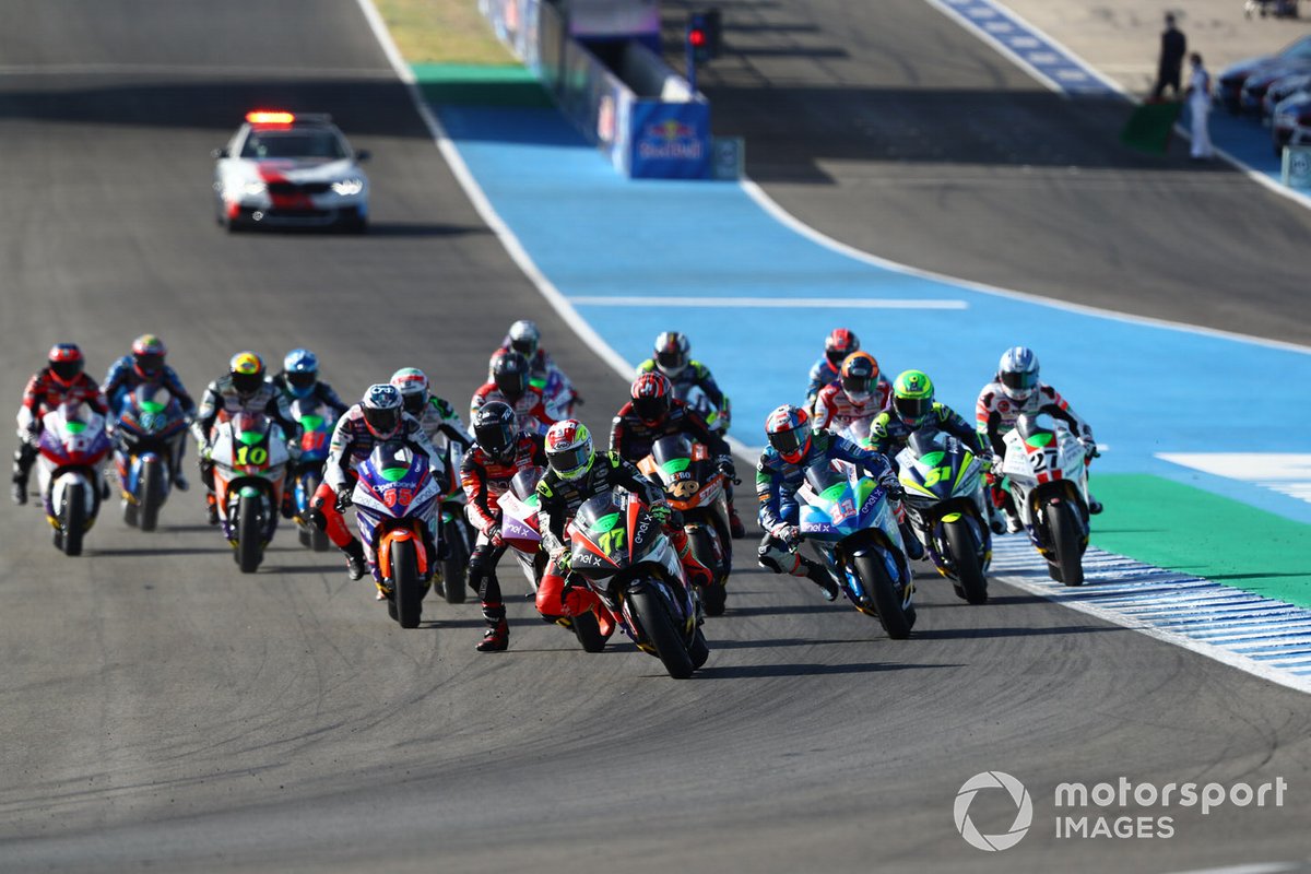 Aksi para pembalap selepas start di MotoE Spanyol 2020